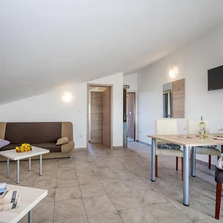 B&b-5 By Interhome Ližnjan